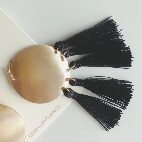 ✔️TRENDY✔️NWT boho black tassel hook earring - Picture 3 of 3